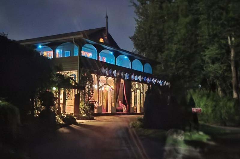 Grand Entrance and Porch Features